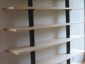 Bibliothèque avec futs en acier ciré et étagères en érable vernis