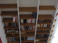 Bibliothèque avec montants en MDF laqué et étagères en pin teinté et vernis