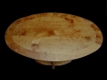 Table érable teinté ying et yang sur un ovale.