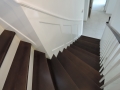Escalier-de-style-américain-en-hêtre-teinté-ébène-et-hêtre-peint-5