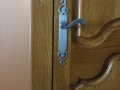 Porte en chêne teintée et vernie