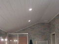 Plafond en lambris vernis blanchi pose avec couche d'isolant