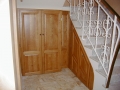 Aménagement sous escalier, portes en chêne teinté et vernis.