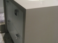 Meuble lavabo moulé en Corian avec portes laquées